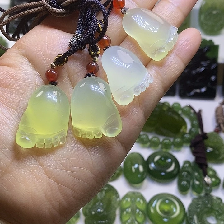 蛇纹石玉未镶嵌颈饰玉***哥