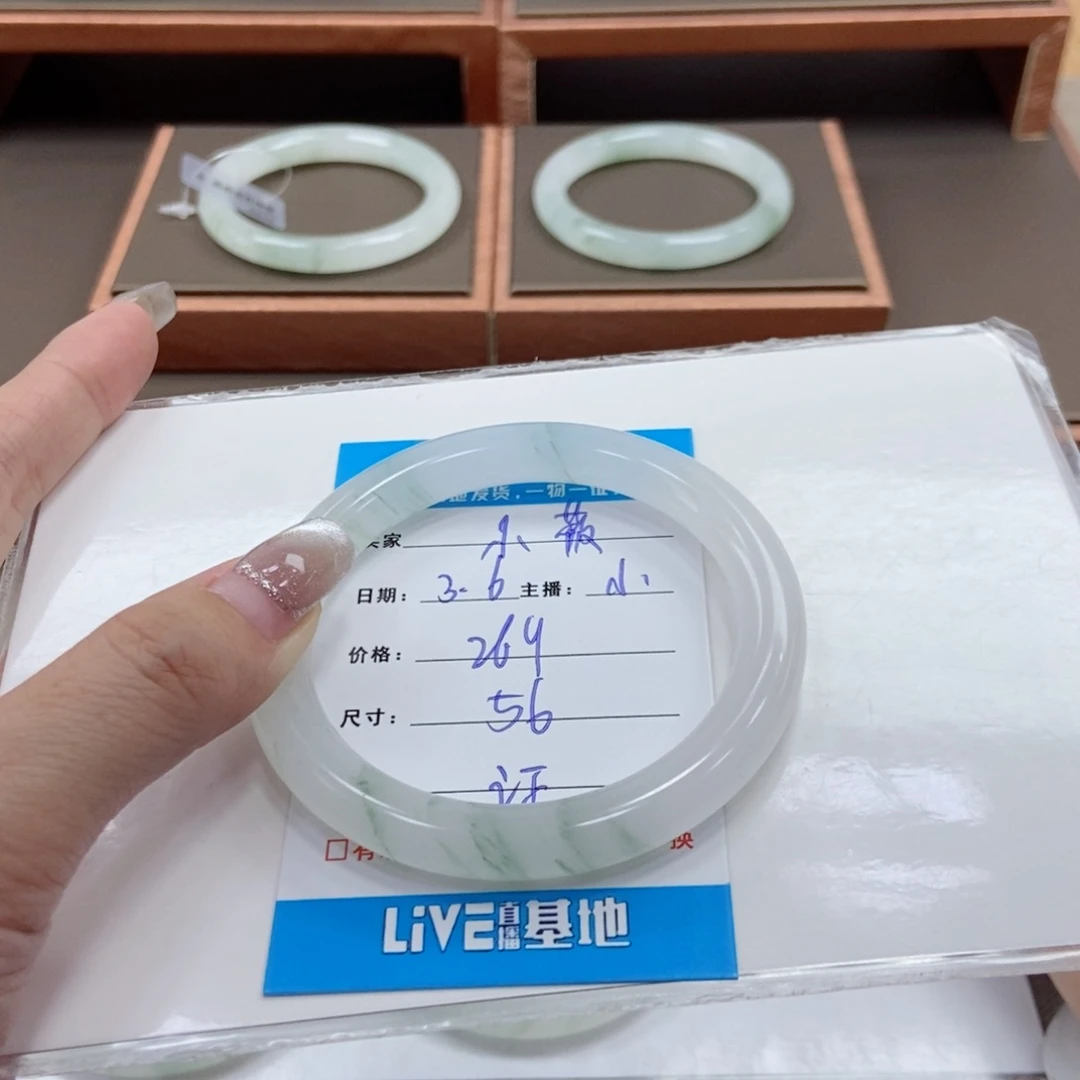 石英质玉手镯未镶嵌?**筱