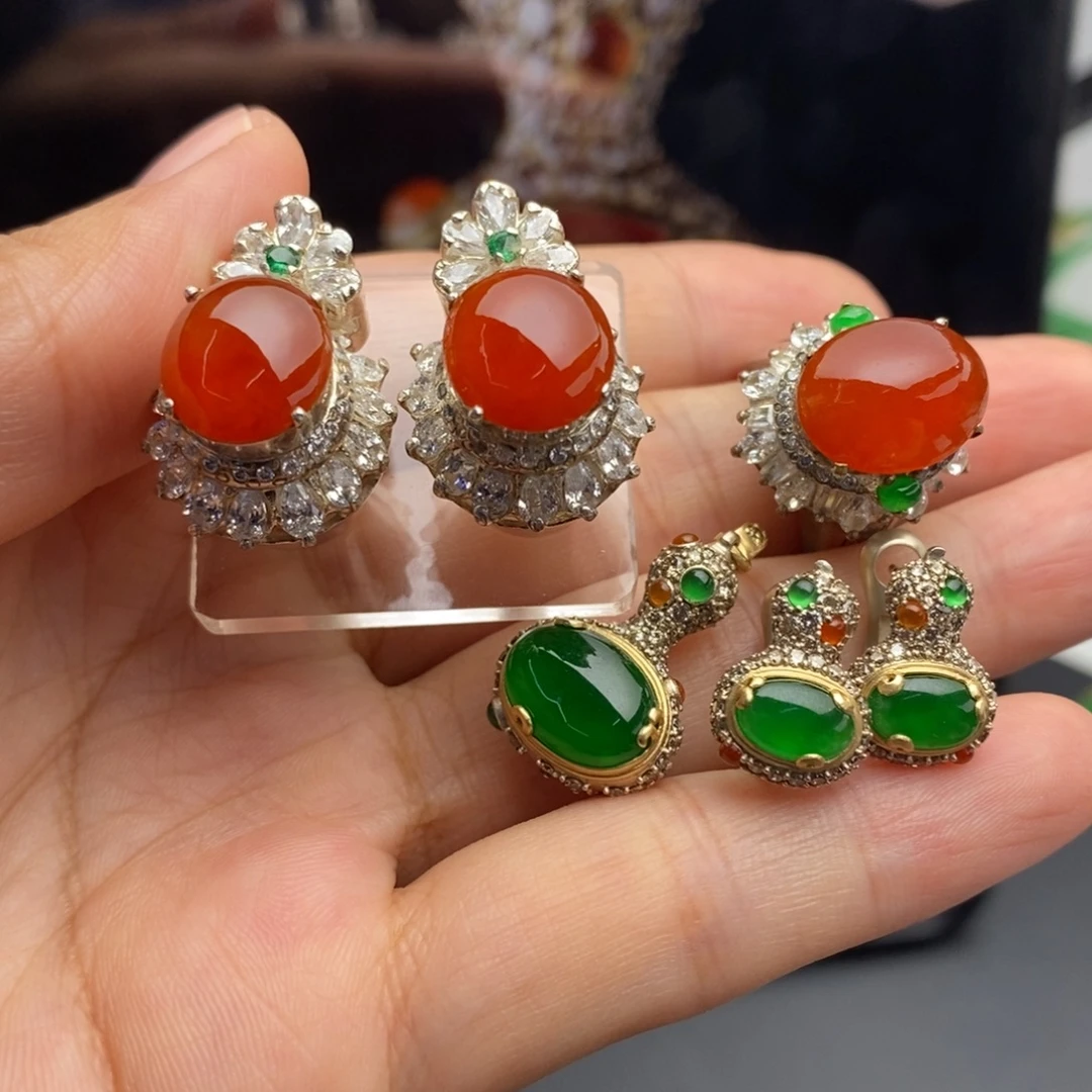 翡翠18K金镶嵌颈饰    红翡可以镶嵌葫芦款