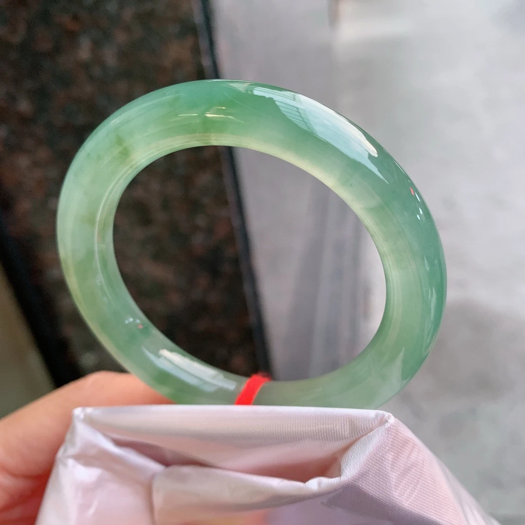 天然翡翠A货手镯，圈口54-55圆条芙蓉底飘花 完美 尺寸：54.1/10