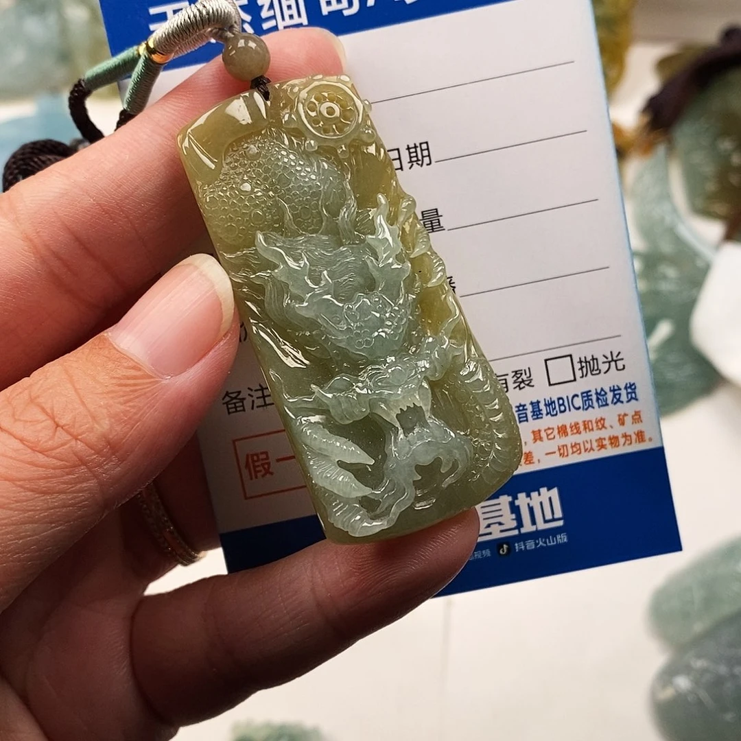 翡翠未镶嵌颈饰龙