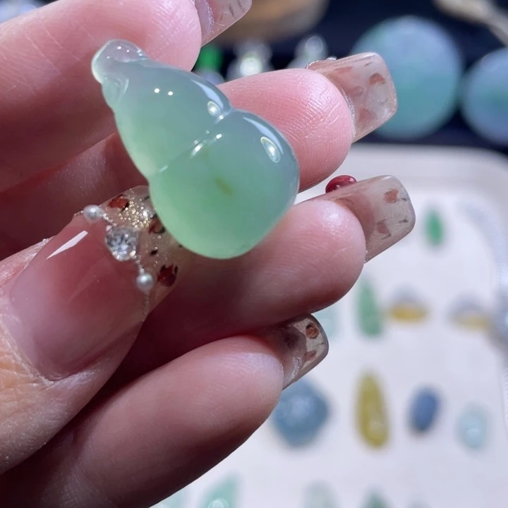 翡翠未镶嵌颈饰葫芦