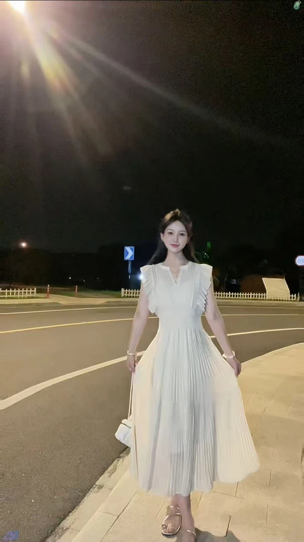2025年夏季新款无袖白色连衣裙女法式时尚气质小众显瘦收腰长裙