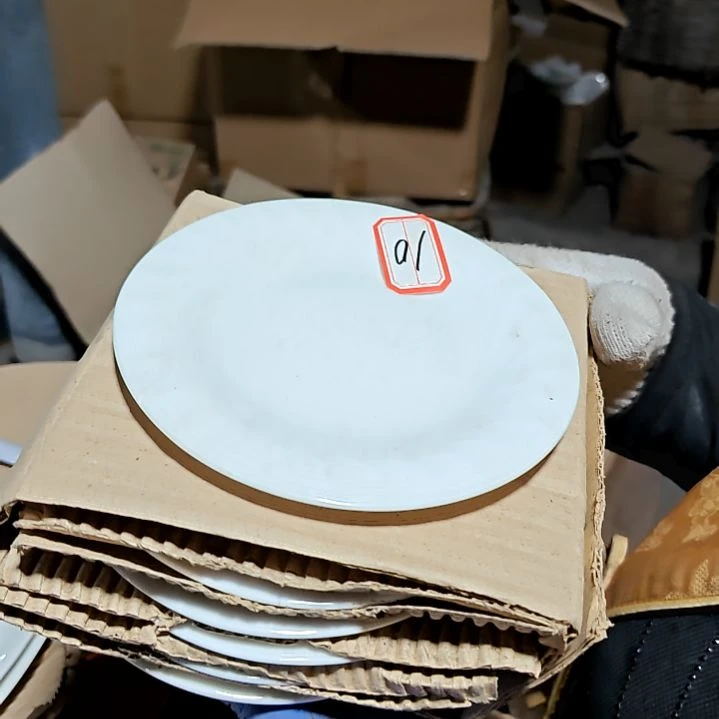 摆件盘子碗茶壶啥都有