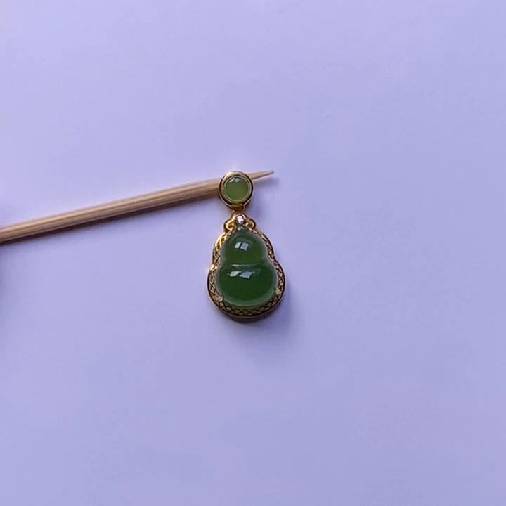 和田玉（碧玉）18K金镶嵌颈饰辣阳绿碧玉葫芦