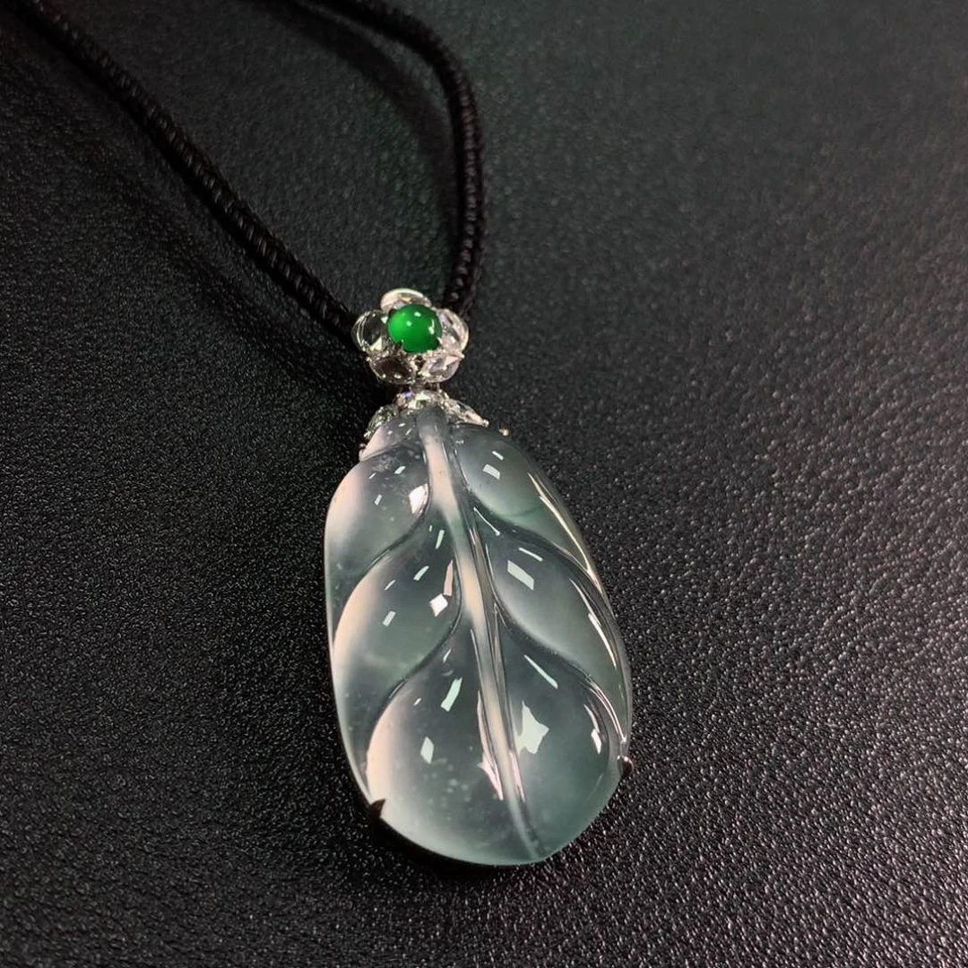 颈饰18K金镶嵌翡翠吊坠