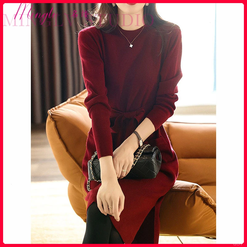 2025年秋冬新款复古暗红针织连衣裙子女直筒中长款开叉配大衣毛裙