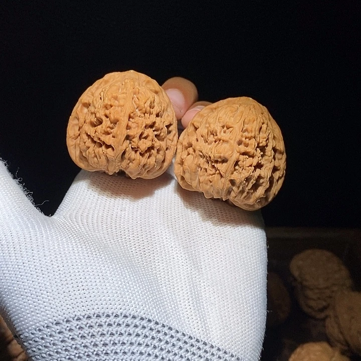 张***拿文玩核桃吊坠全品41南疆