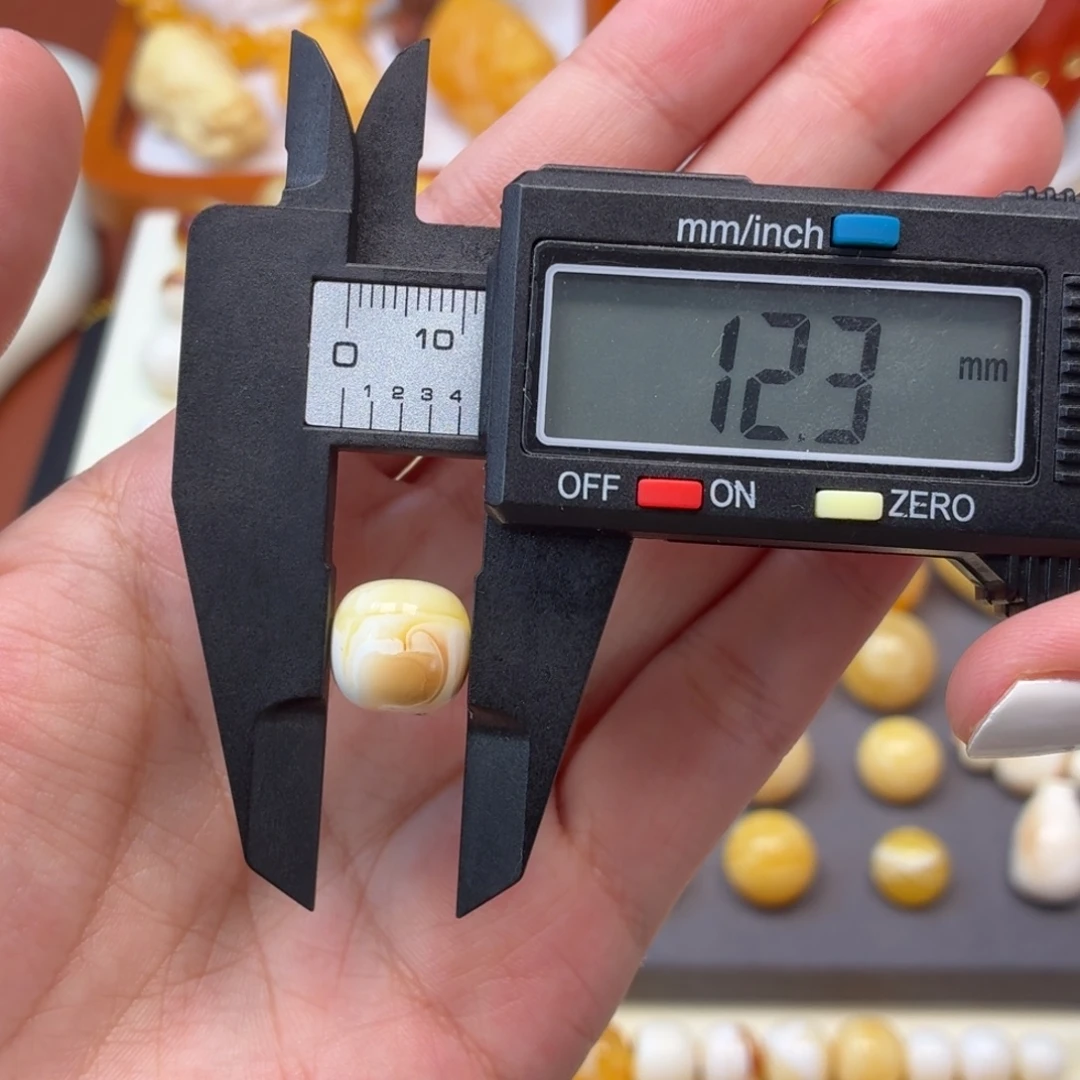 琥珀未镶嵌珠宝奇石乌料沁色瓷白花老型12mm