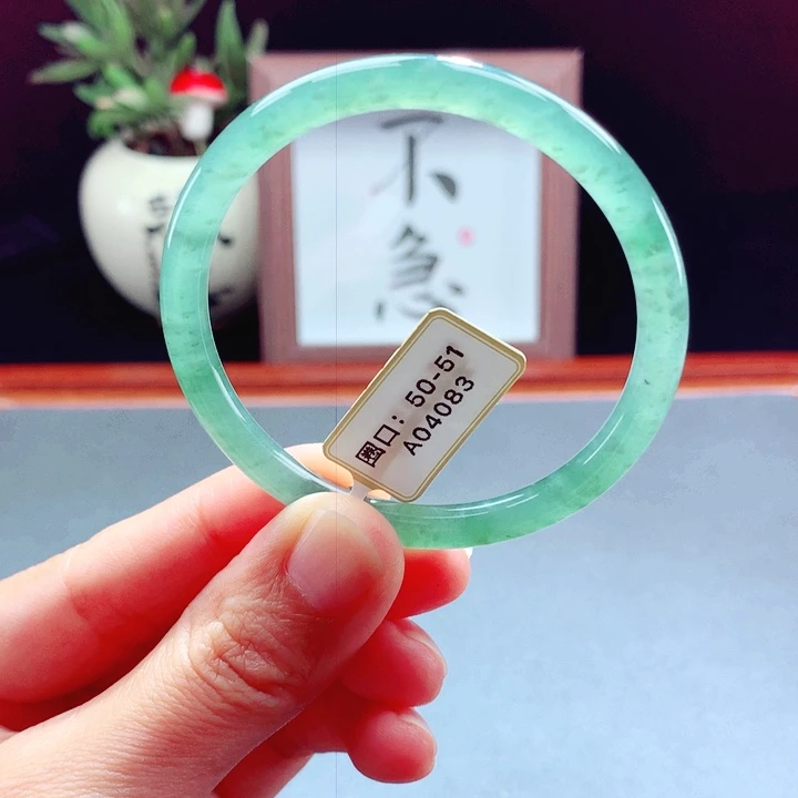 未镶嵌手镯翡翠圆镯