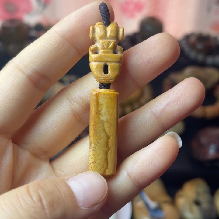 颈饰未镶嵌岫岩河磨玉（透闪石质玉）