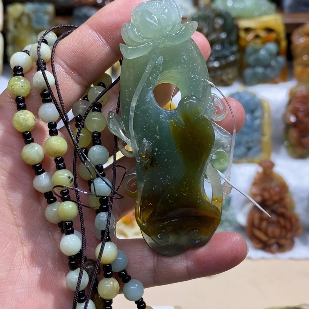 蛇纹石玉未镶嵌颈饰