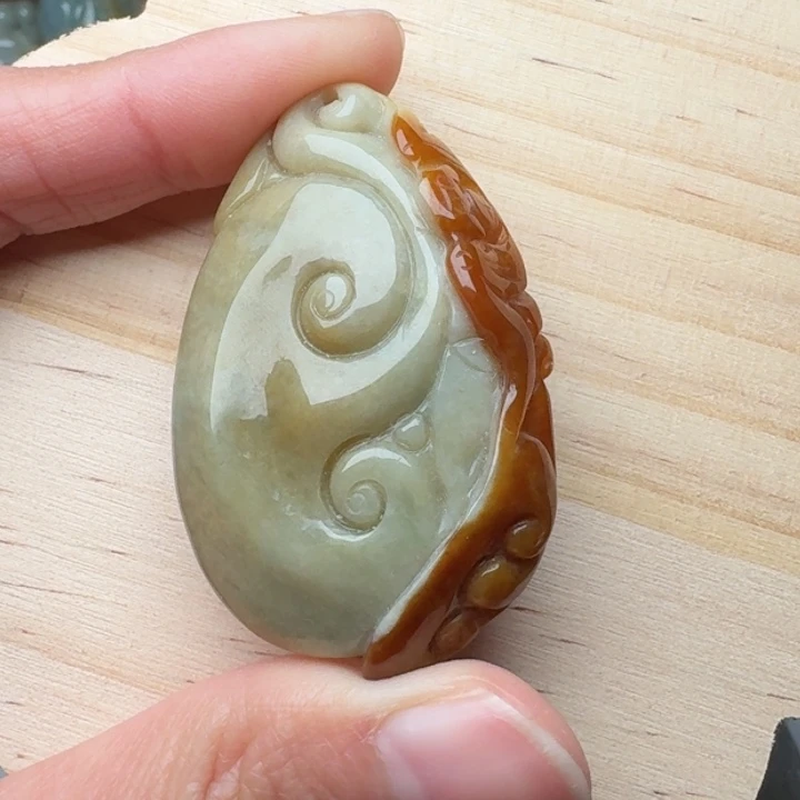 秋***翡翠未镶嵌颈饰如意