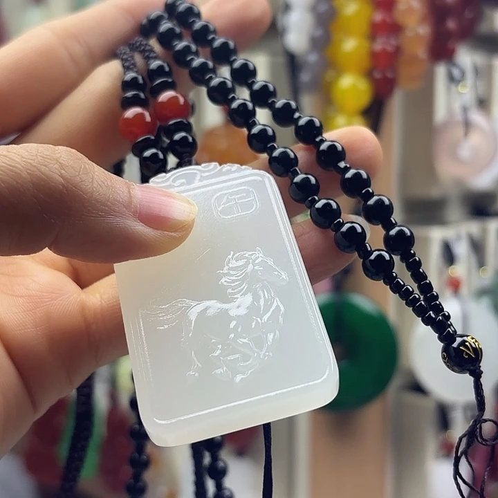 无***战石英质玉未镶嵌颈饰