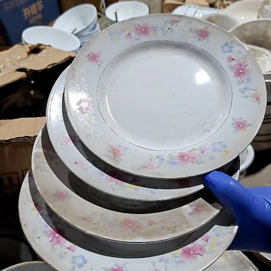 摆件盘子碗茶壶啥都有