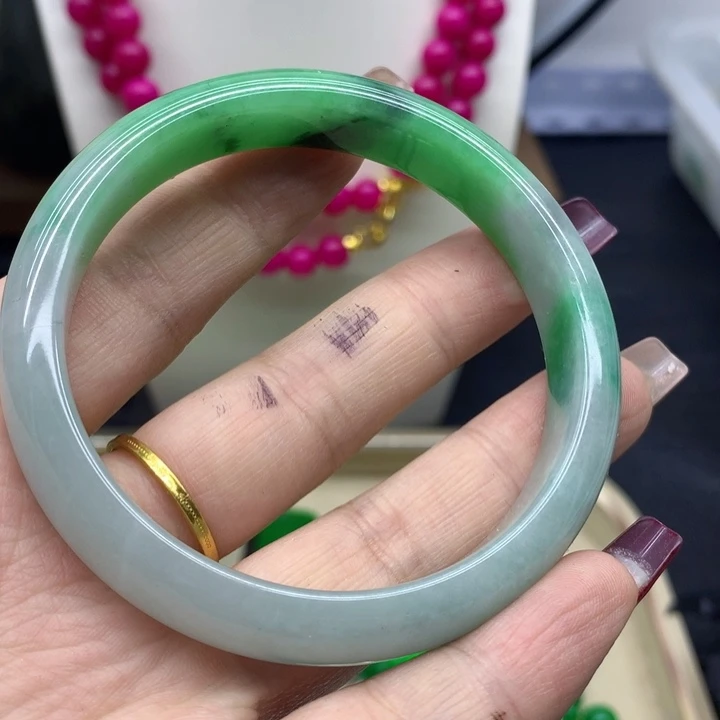 翡翠颈饰未镶嵌手镯