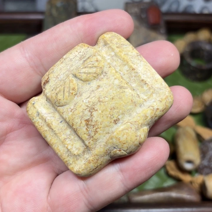 颈饰未镶嵌岫岩河磨玉（透闪石质玉）