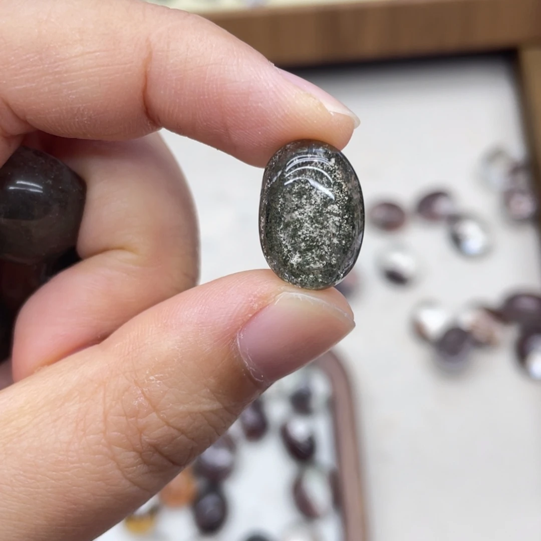 郝***宝未镶嵌颈饰水晶水晶