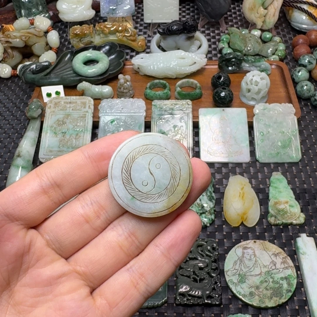 江***男颈饰未镶嵌翡翠翡翠颈饰未镶嵌