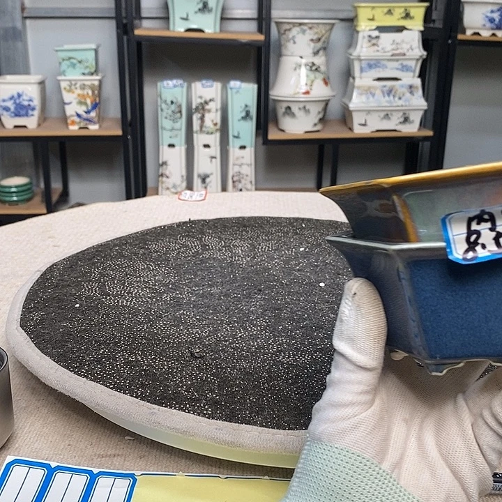 紫砂的花盆很漂亮