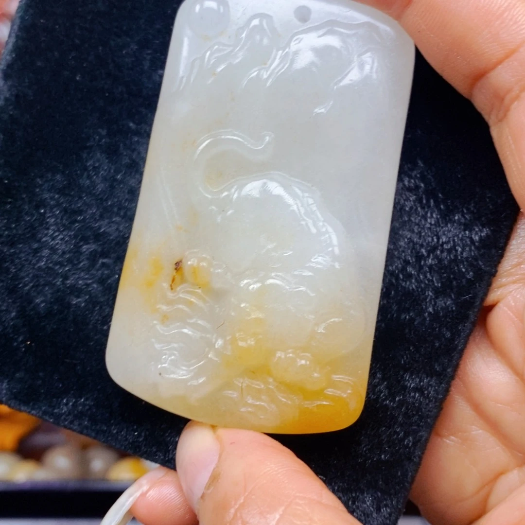 石英质玉（黄龙玉）未镶嵌颈饰