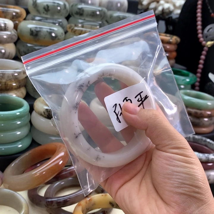 孙***胖未镶嵌手镯石英质玉
