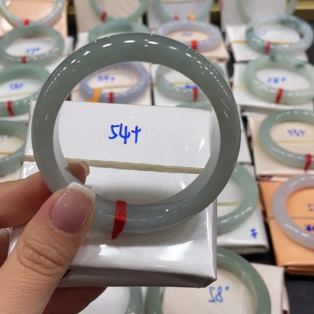 翡翠手镯未镶嵌翡翠