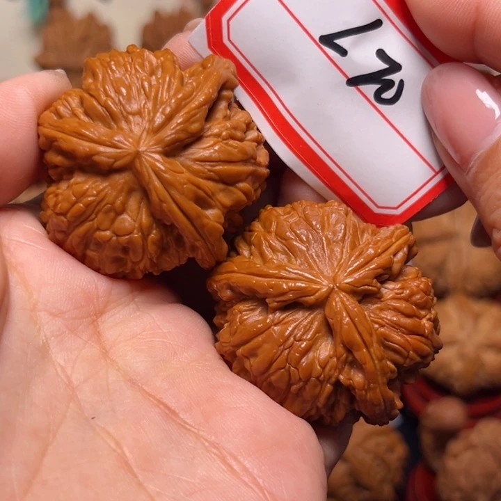 文玩核桃吊坠39全品粗筋白狮子三棱70