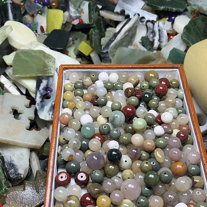 未镶嵌透闪石质玉珠宝奇石