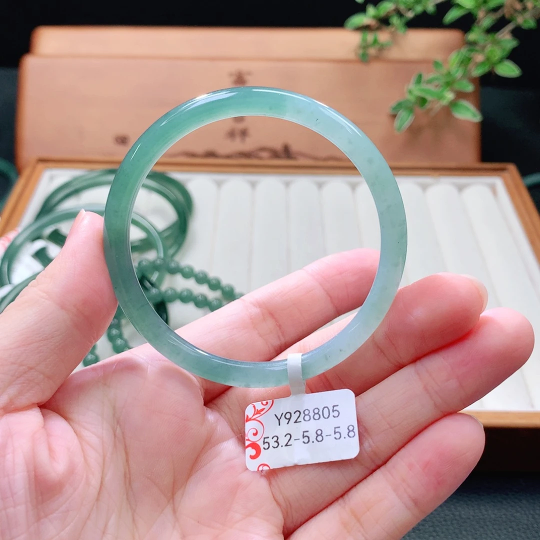 翡翠未镶嵌手镯（圆镯）