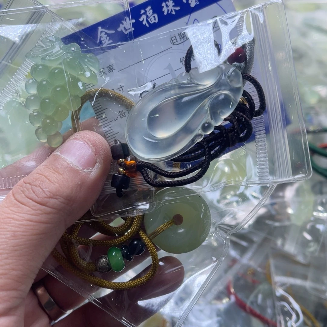 蛇纹石玉颈饰未镶嵌