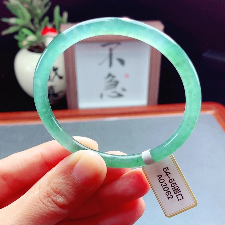未镶嵌手镯翡翠圆镯