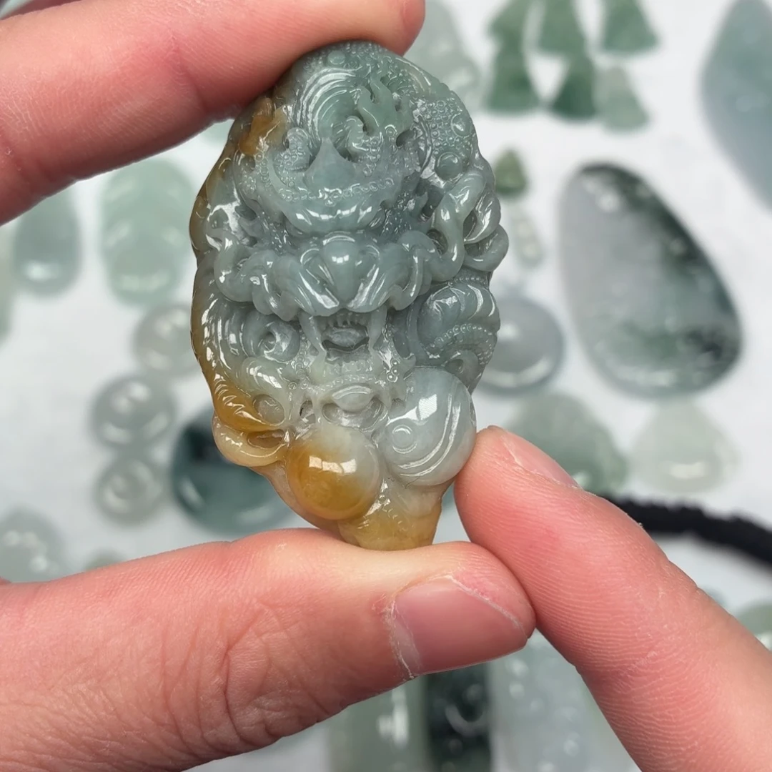 翡翠未镶嵌颈饰龙牌