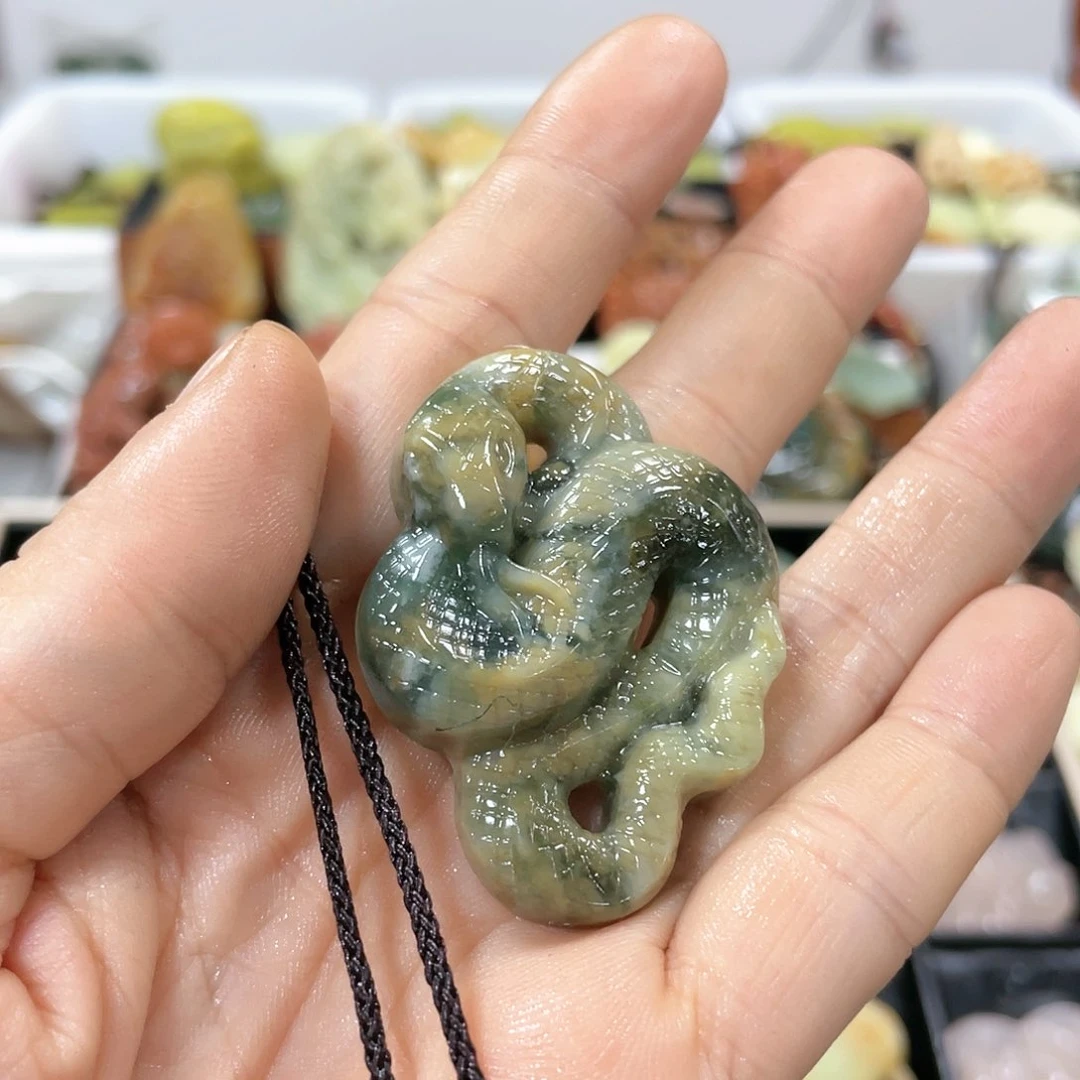 蛇纹石玉颈饰合金