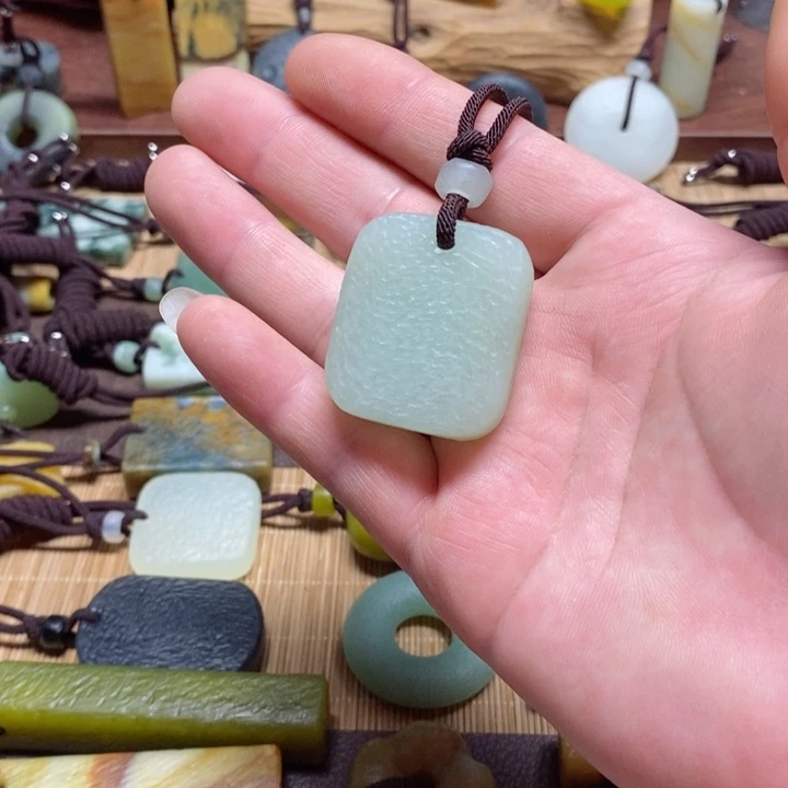 蛇纹石玉挂件未镶嵌一***哼