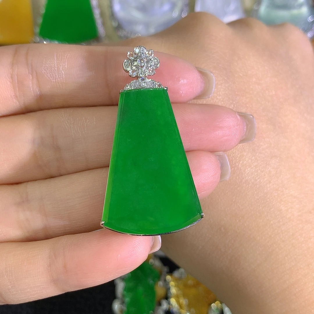 翡翠18K金镶嵌颈饰无事牌