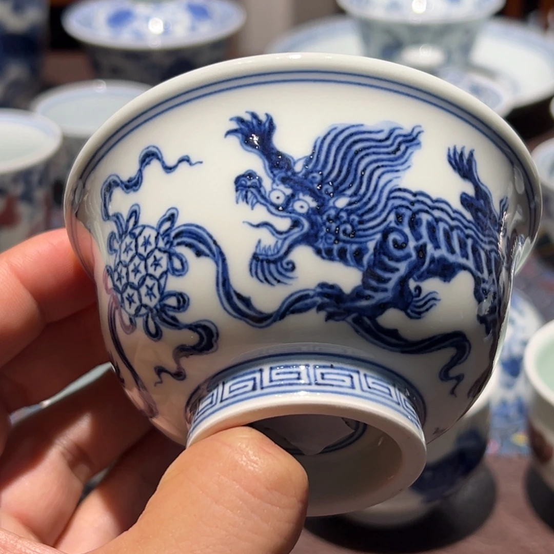 精品青花狮子戏球压手杯口径约9.5厘米