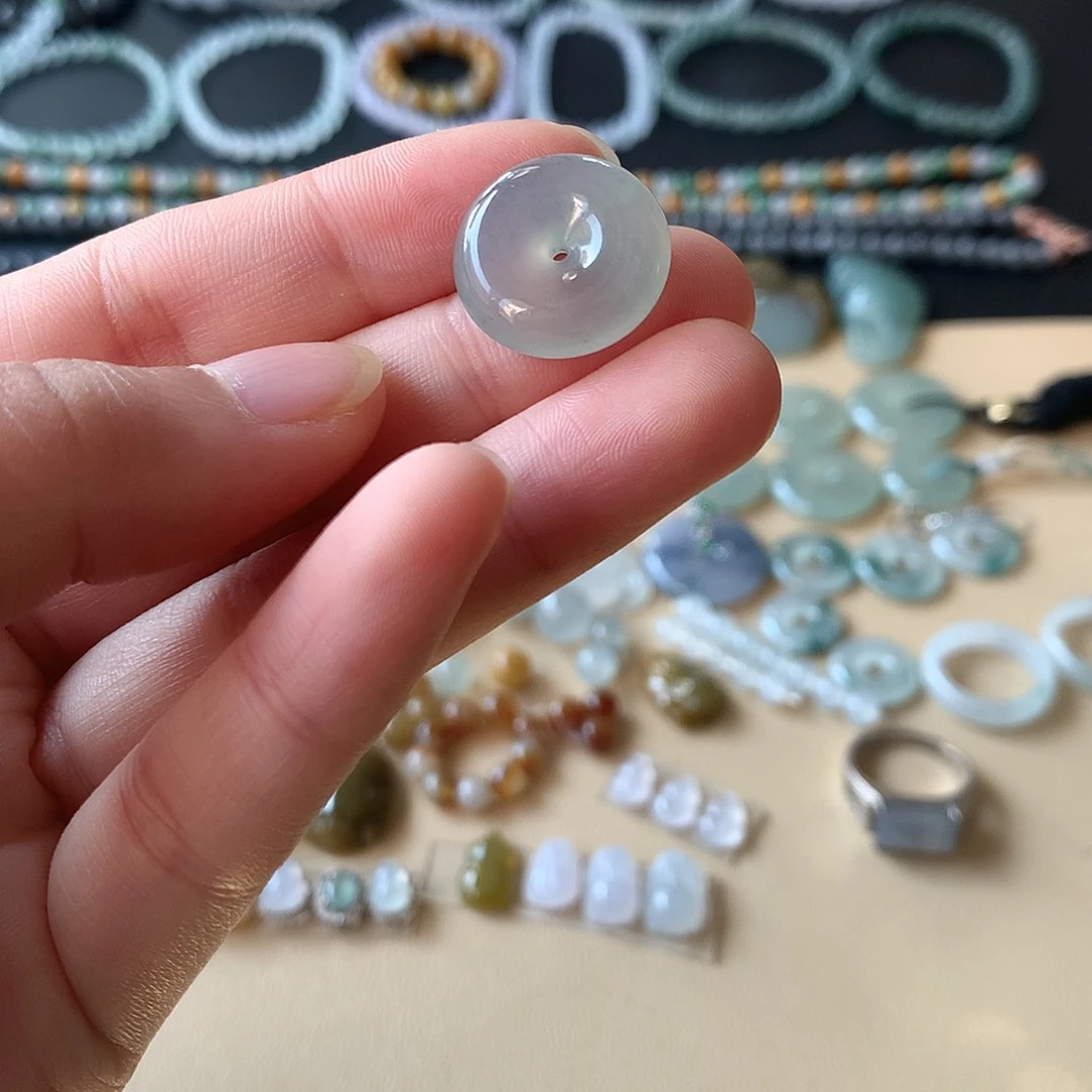 翡翠未镶嵌颈饰平安扣