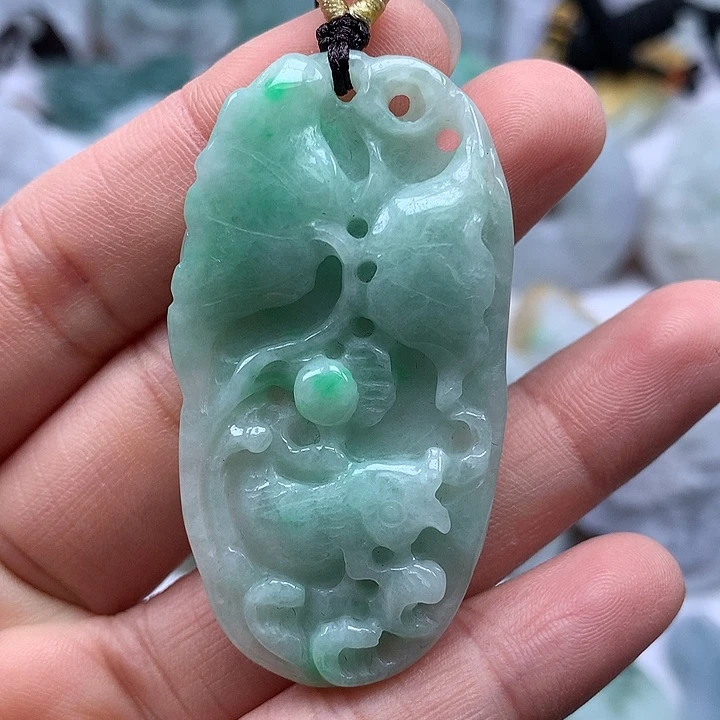 翡翠未镶嵌颈饰和和美美年年有余两面工艺福利