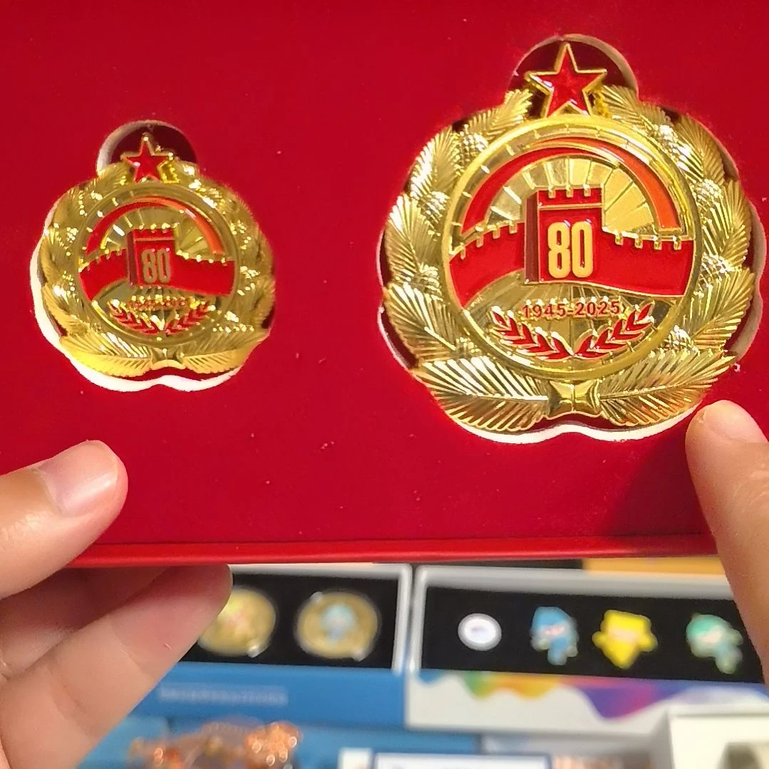 北京纪念套装，大的是冰箱贴，小的是徽章