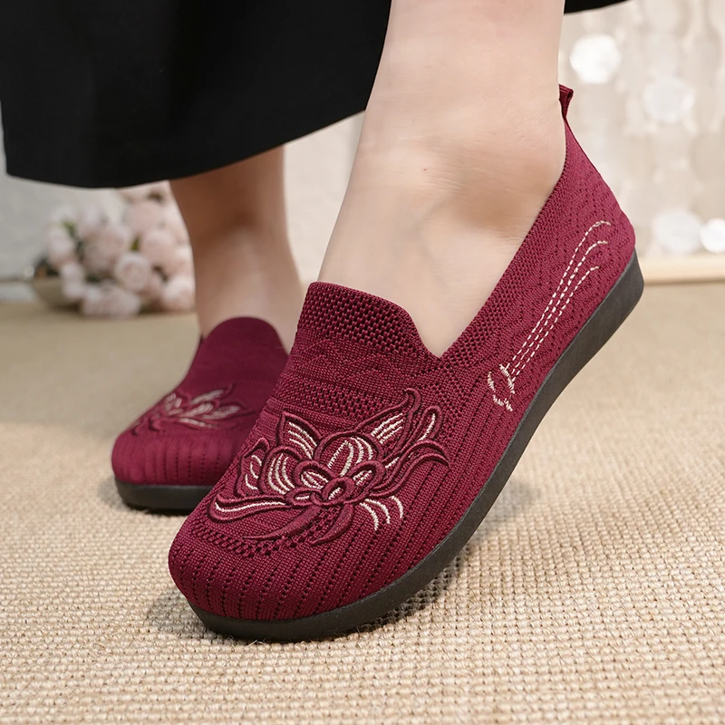春季新款一脚蹬透气妈妈鞋女款民族风平底绣花鞋软底轻便单鞋女