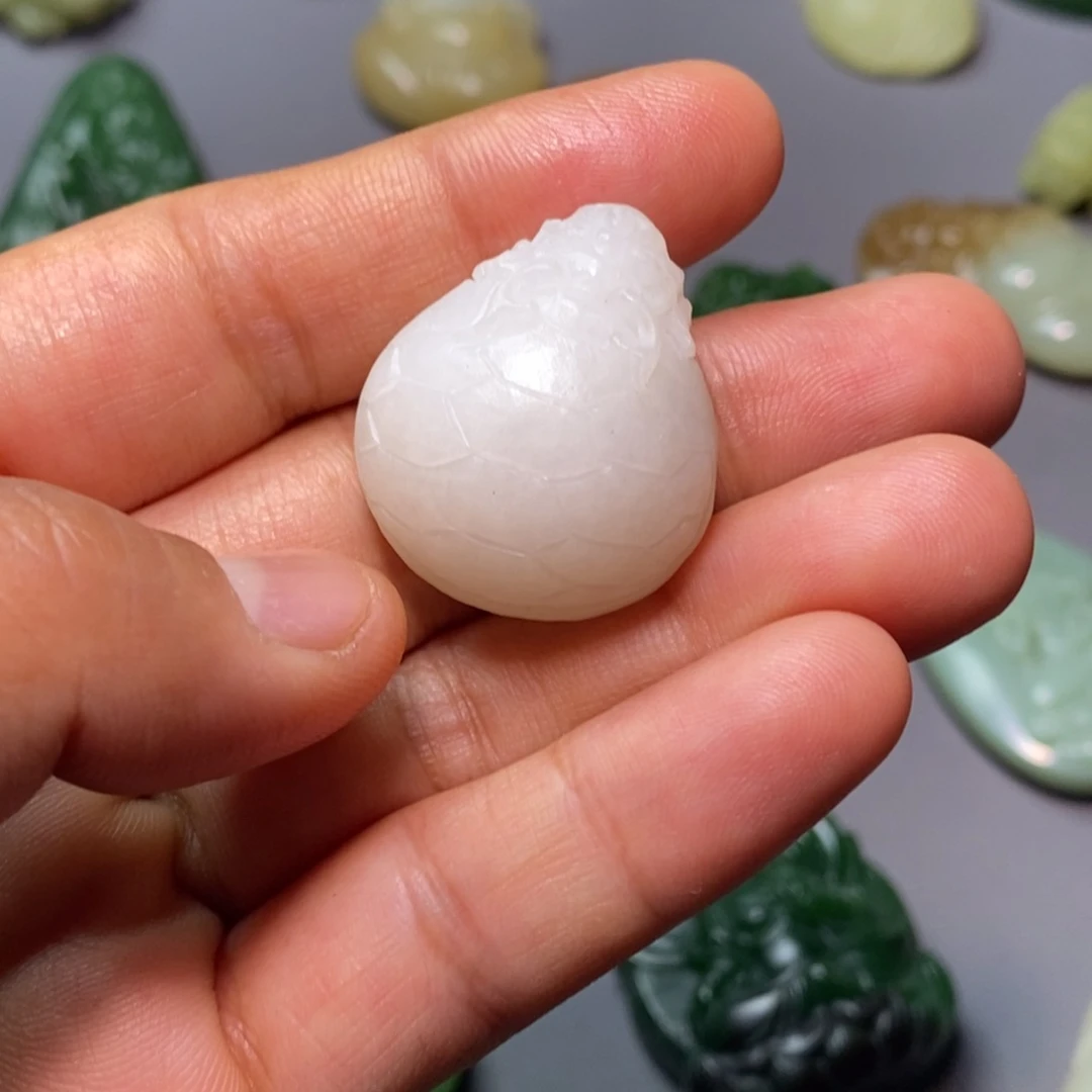 和田玉未镶嵌颈饰不包抛光，毛货