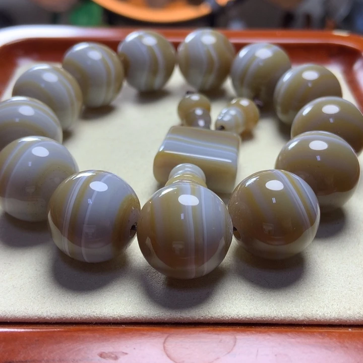 玛瑙/玉髓手串未镶嵌双色俏缠丝