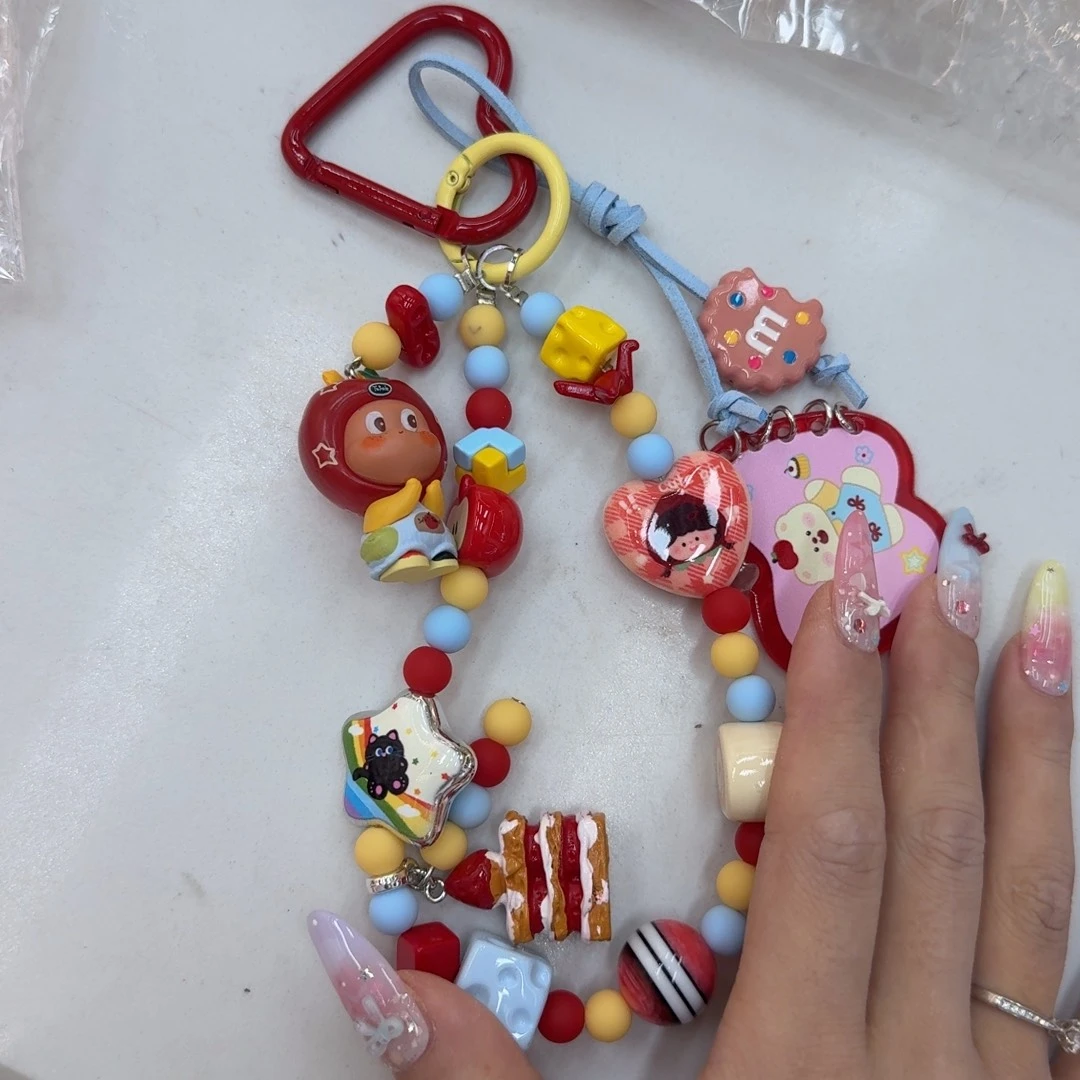 星星人手机链红爱心扣