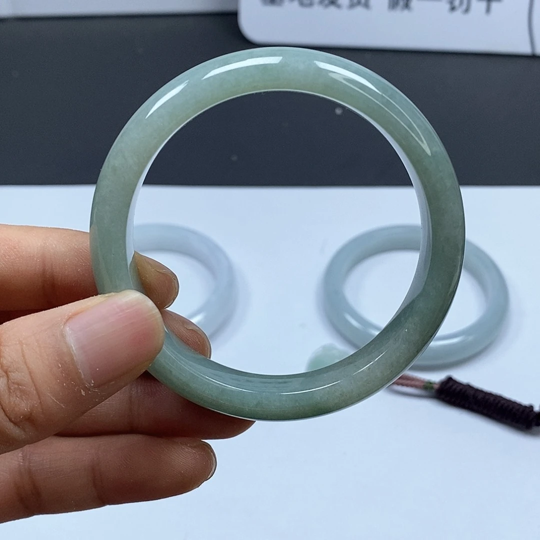 翡翠手镯未镶嵌翡翠手镯