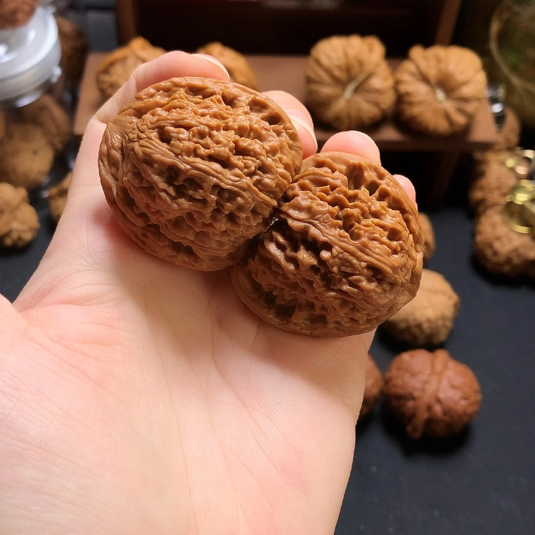 文玩核桃把件红皮三角疆40