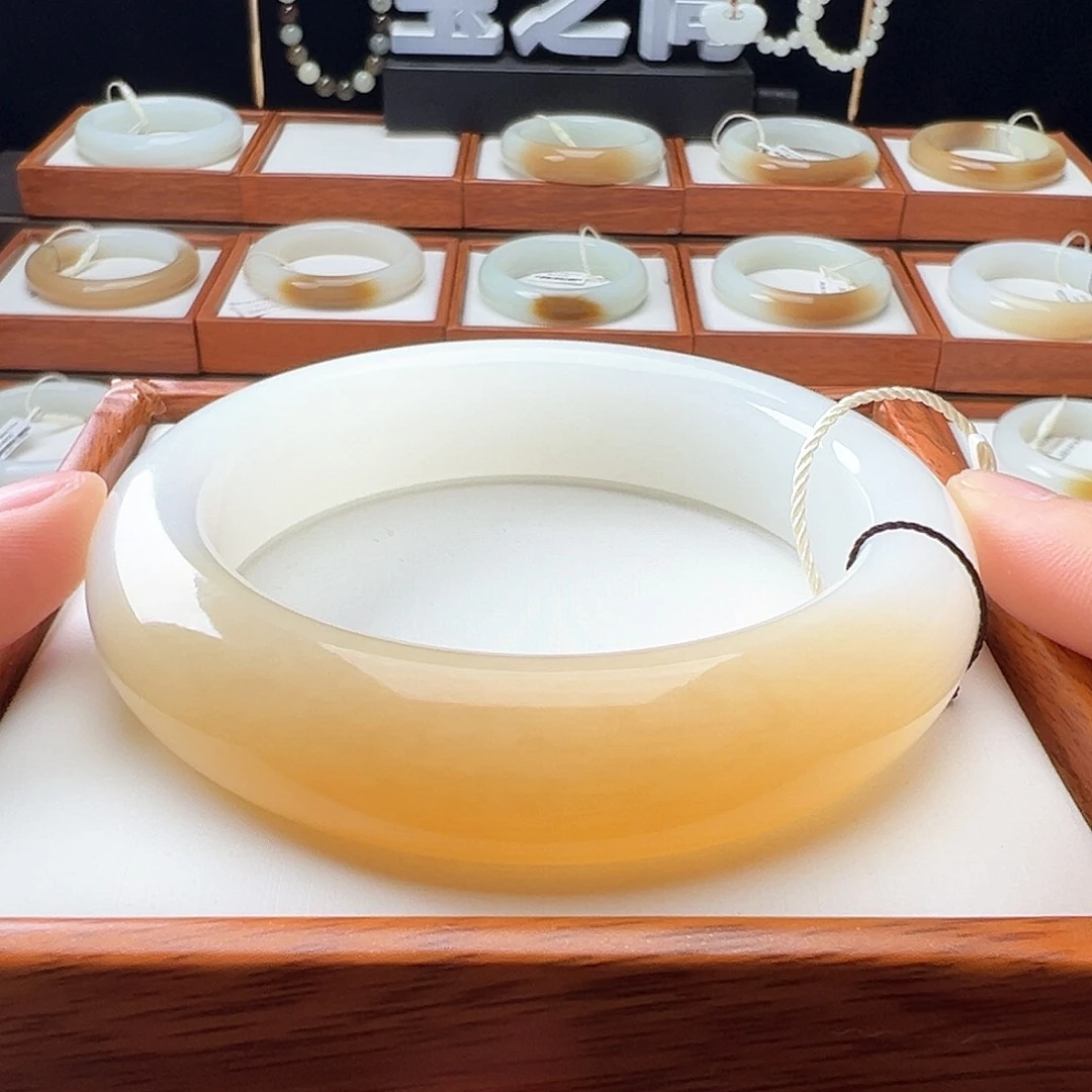 和田玉手镯未镶嵌