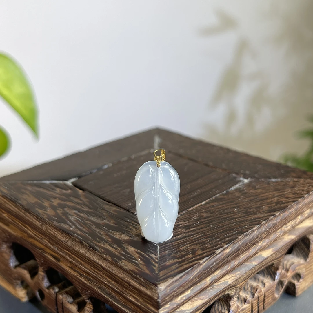 JXB23-02  天然缅甸A货翡翠  18K扣头金枝玉叶