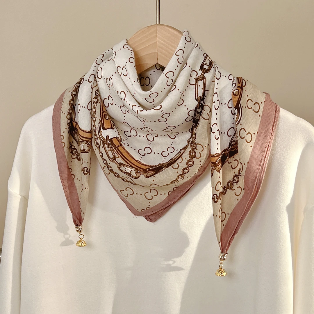 粉紫色磁吸扣围巾冬季新款小方巾女印花三角围脖时尚洋气百搭丝巾