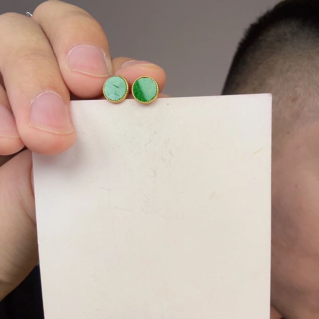 翡翠未镶嵌颈饰一对